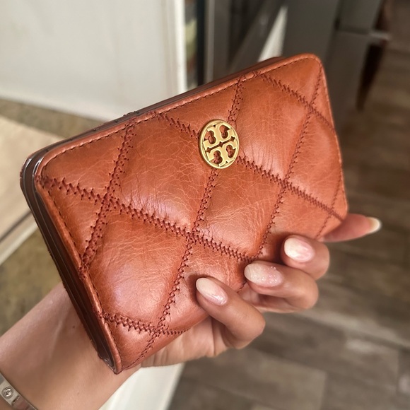 NWT Tory Burch WILLA GLAZED MEDIUM WALLET DARK WHISKEY - Picture 1 of 6